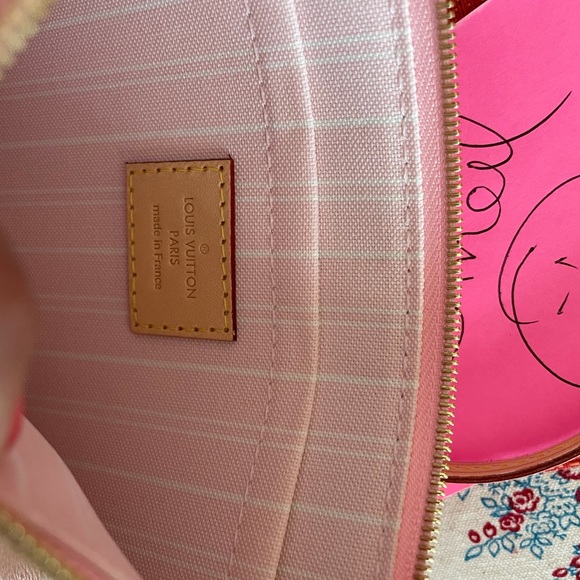 Brand new Louis Vuitton by the pool pouch - Picture 4 of 9